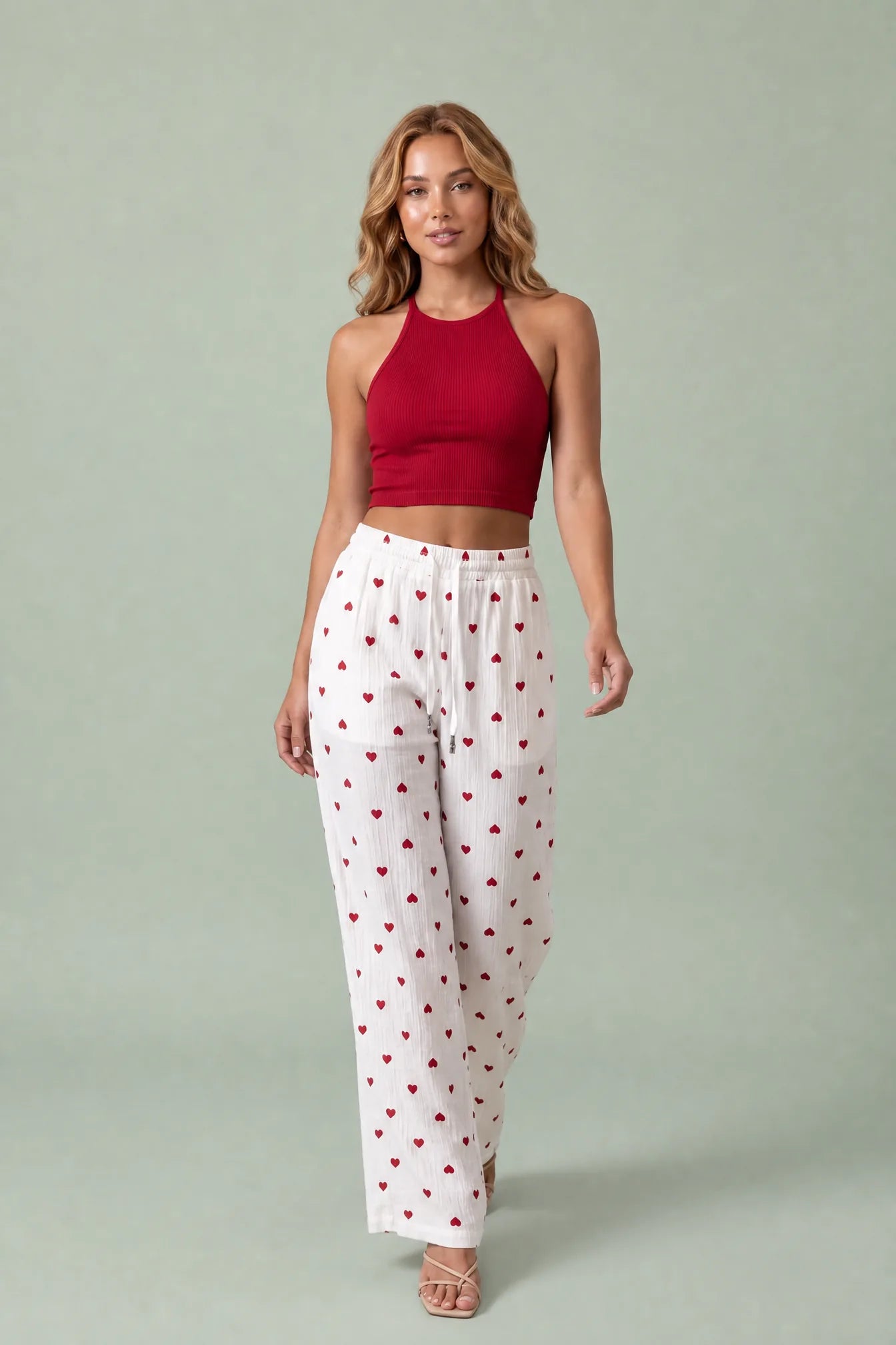 Pantalon blanc taille haute imprimé cœurs | Vue en mouvement | Lounelle Paris