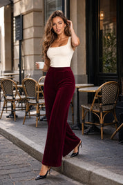 Pantalon large bordeaux taille haute en velours | Photo lifestyle | Lounelle Paris