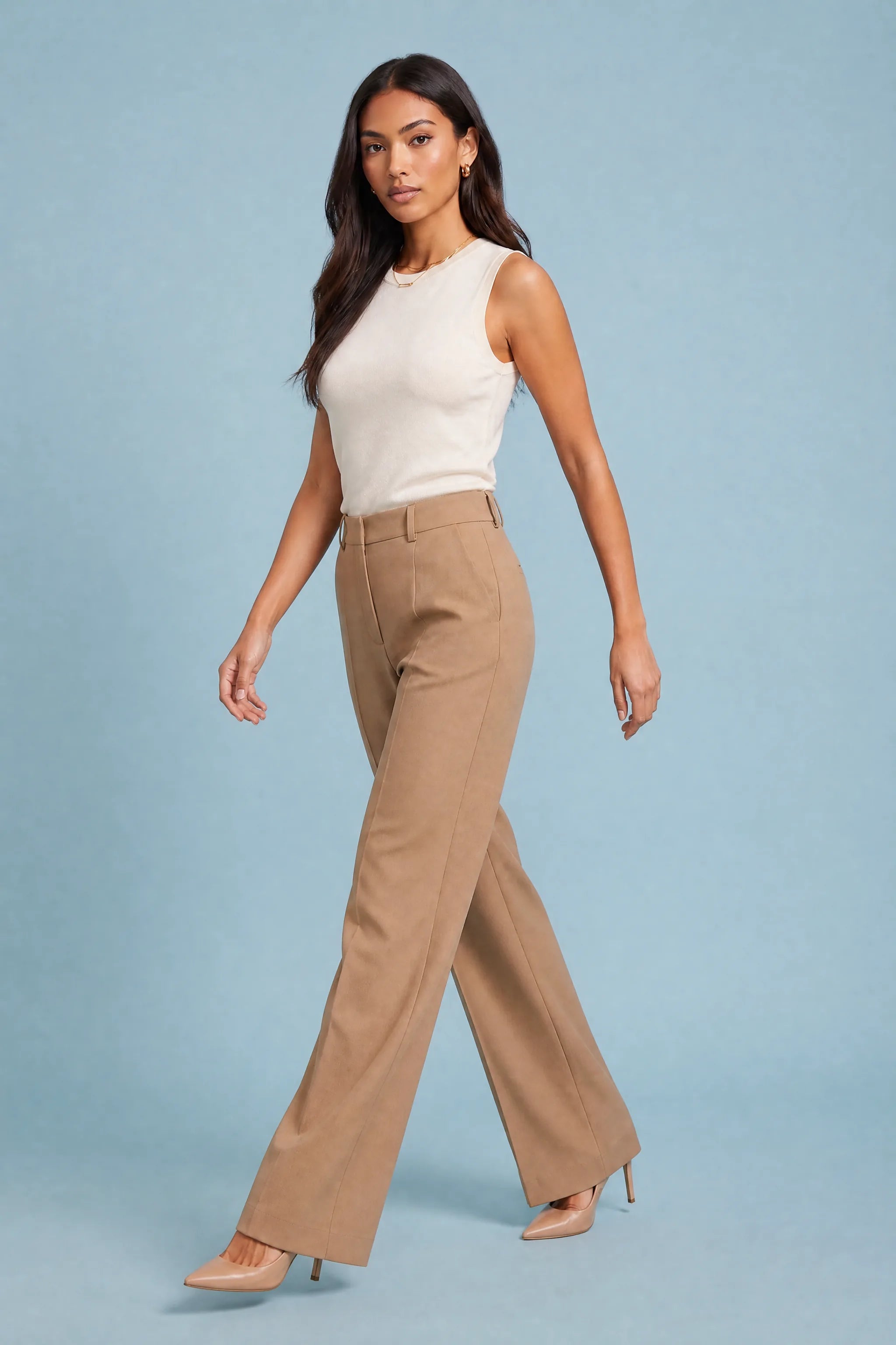 Pantalon tailleur camel coupe large | Vue en mouvement | Lounelle Paris