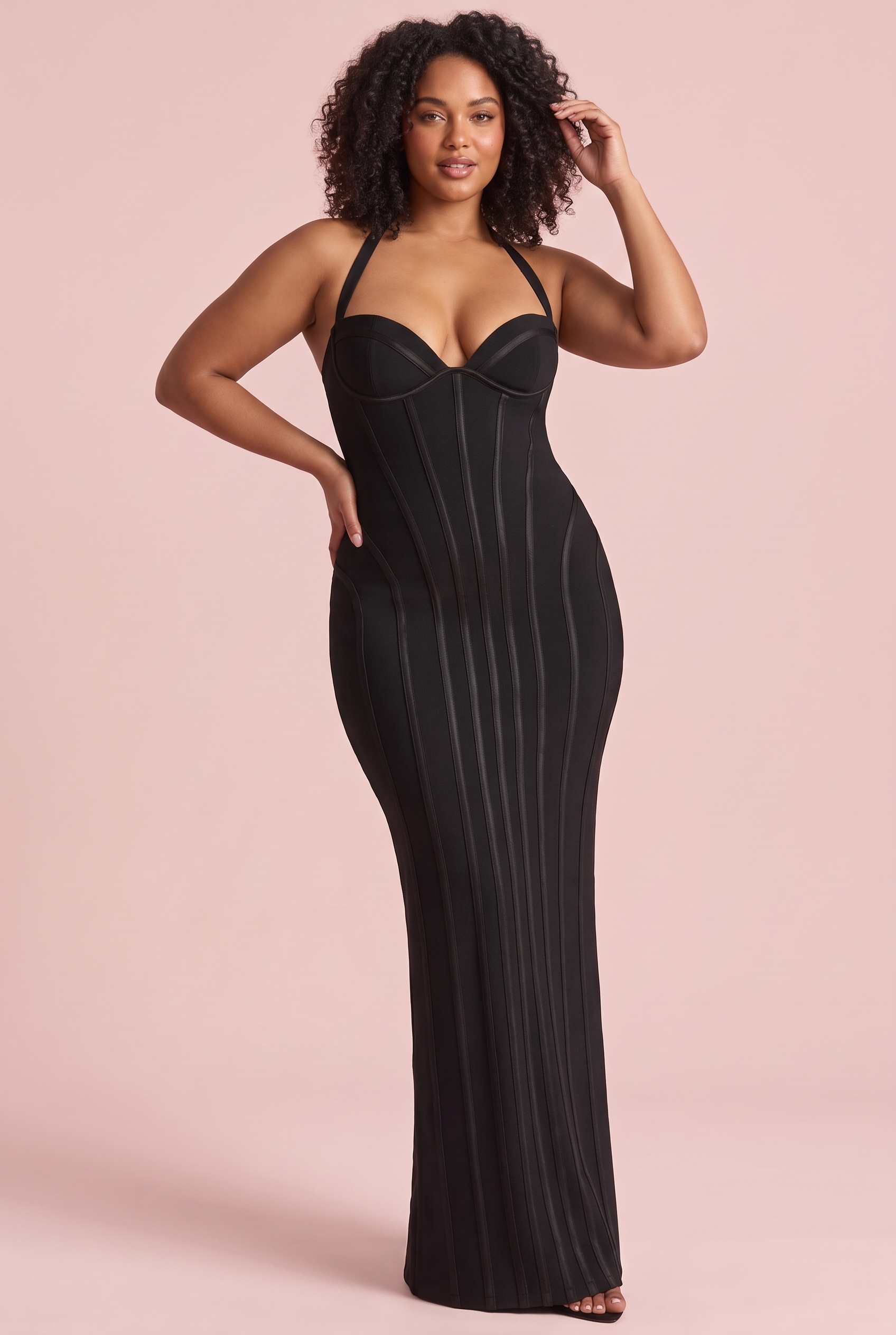 Robe longue corset noire à dos nu | Porté sur une silhouette plus ronde | Lounelle Paris