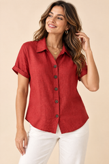 Chemise rouge à manches courtes et col classique