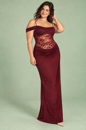 Robe longue bordeaux à empiècements en dentelle | Porté sur une silhouette plus ronde | Lounelle Paris