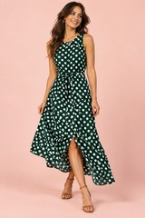 Robe longue verte à pois avec col montant et détails drapés