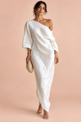 Robe asymétrique blanc cassé à épaule dénudée