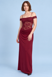 Robe longue bordeaux en dentelle froncée | Porté sur une silhouette plus ronde | Lounelle Paris