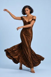 Robe longue froncée marron épaules dénudées | Vue en mouvement | Lounelle Paris