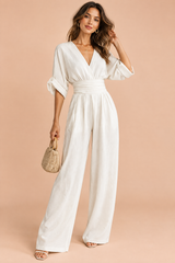 Combinaison pantalon blanche à col V et jambes larges