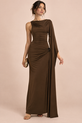 Robe longue marron à col montant, détails drapés et manches cape
