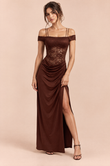 Robe longue marron froncée en dentelle