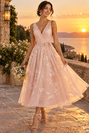 Robe midi fleurie rose clair à la coupe patineuse | Deuxième photo lifestyle | Lounelle Paris
