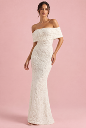 Robe longue blanche en dentelle à encolure Bardot | Vue rapprochée | Lounelle Paris