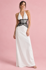 Robe longue blanche à encolure américaine et empiècement en dentelle