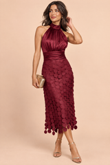 Robe midi bordeaux en satin à encolure américaine et jupe à panneaux