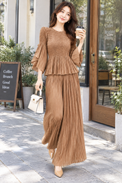 Ensemble plissé marron avec pantalon large | Photo lifestyle | Lounelle Paris