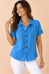 Chemise bleue à manches courtes et col classique
