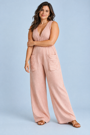 Combinaison rose à encolure V et jambes larges | Porté sur une silhouette plus ronde | Lounelle Paris