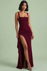 Robe longue bordeaux moulante à décolleté carré, dos échancré et fente haute