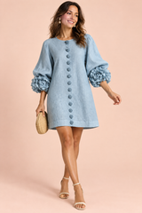 Robe droite bleu clair à manches bouffantes et poignets à volants