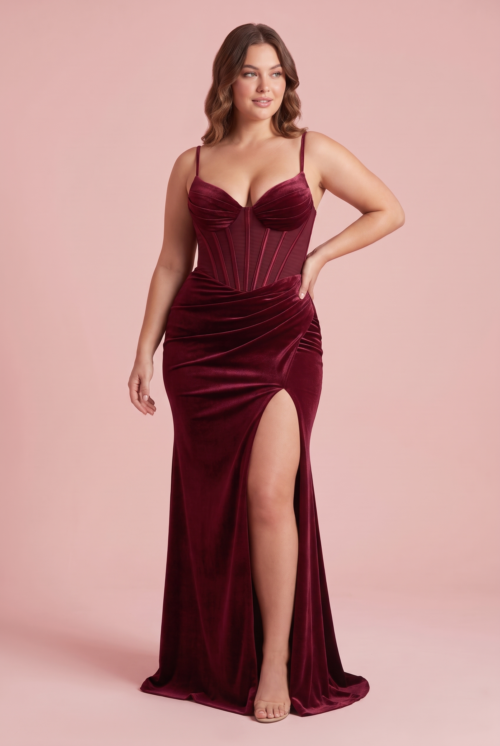Robe longue bordeaux façon corset, froncée et fendue | Porté sur une silhouette plus ronde | Lounelle Paris