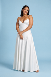 Robe longue satinée blanche à col V | Porté sur une silhouette plus ronde | Lounelle Paris