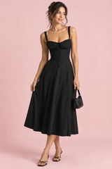 Robe midi noire à coupe trapèze et encolure carrée