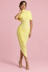 Robe midi asymétrique jaune à cape torsadée