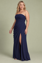 Robe longue bleu marine froncée sans bretelles | Porté sur une silhouette plus ronde | Lounelle Paris