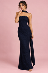 Robe longue moulante bleu foncé en dentelle, bustier avec détail foulard