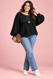Pull noir oversize ajouré à col bateau | Porté sur une autre silhouette | Lounelle Paris