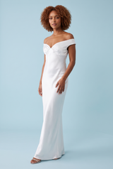 Robe longue satinée blanche moulante à épaules dénudées et fronces