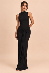 Robe longue noire moulante à col rond, fronces et fente haute