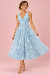 Robe midi fleurie bleu ciel à la coupe patineuse
