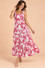 Robe longue rose fleurie à volants et encolure carrée