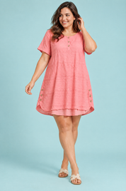 Blouse rose oversize boutonnée devant | Porté sur une silhouette plus ronde | Lounelle Paris