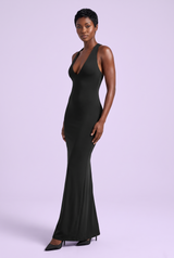 Robe longue noire moulante à décolleté plongeant, dos nu et gants