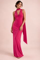 Robe longue rose satinée à col montant et écharpe fluide