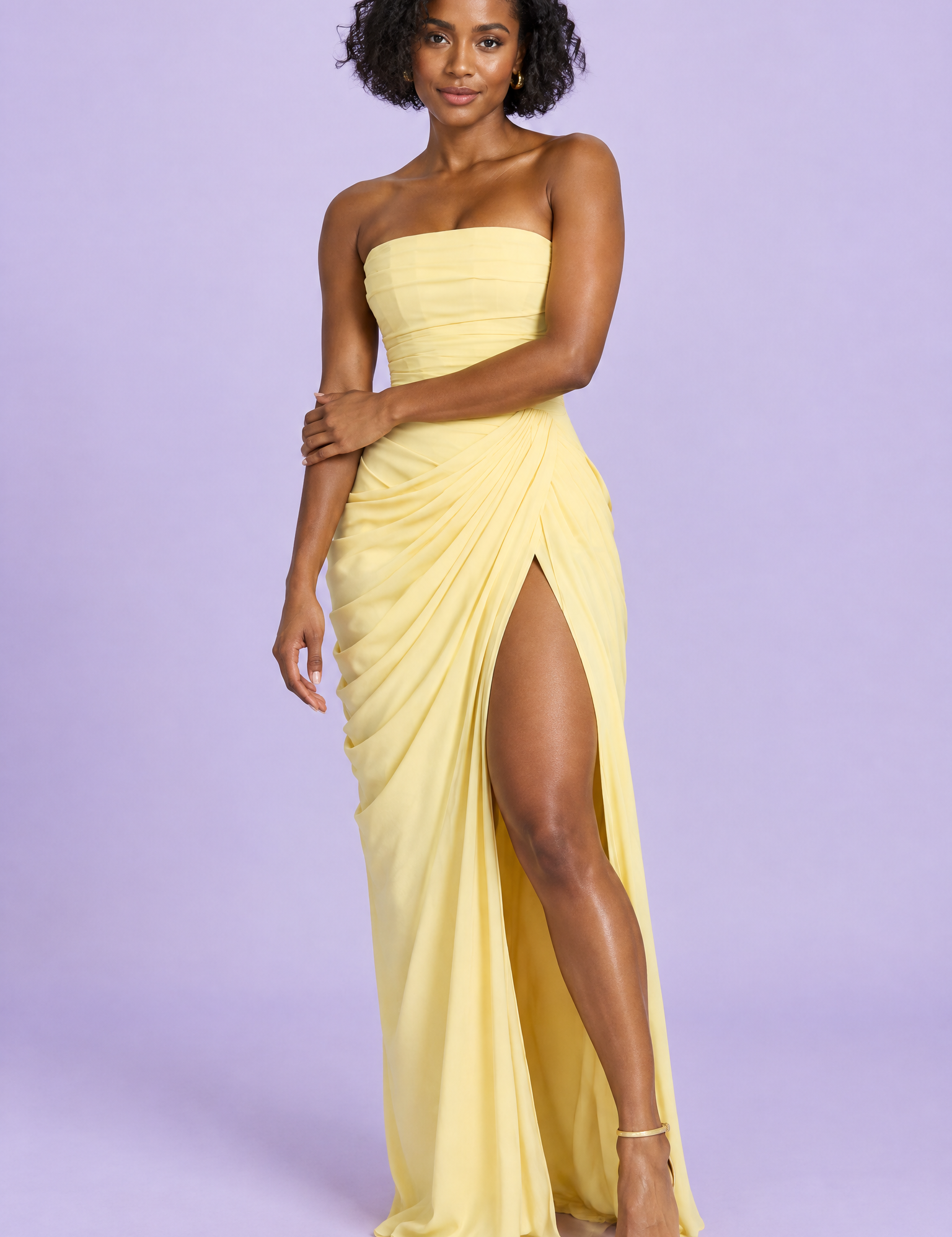 Robe longue jaune froncée à col montant et fente haute | Vue de face | Lounelle Paris