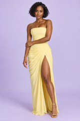Robe longue jaune froncée à col montant et fente haute