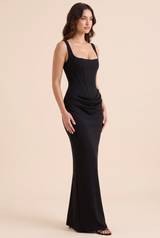 Robe longue noire froncée à encolure carrée