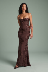 Robe longue marron à broderies florales