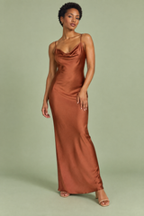 Robe longue satinée marron à col bénitier et fines bretelles