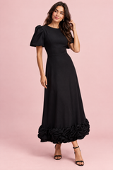 Robe longue noire à manches bouffantes et volant