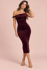 Robe longue en velours bordeaux à épaule torsadée et coupe asymétrique