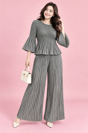 Ensemble plissé gris avec pantalon large | Porté sur une autre silhouette | Lounelle Paris