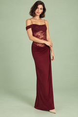 Robe longue bordeaux à empiècements en dentelle