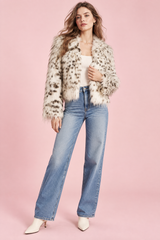 Veste courte oversize en fausse fourrure écrue à imprimé léopard