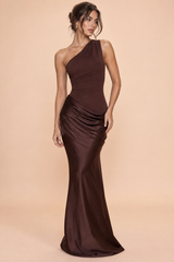 Robe longue marron asymétrique froncée