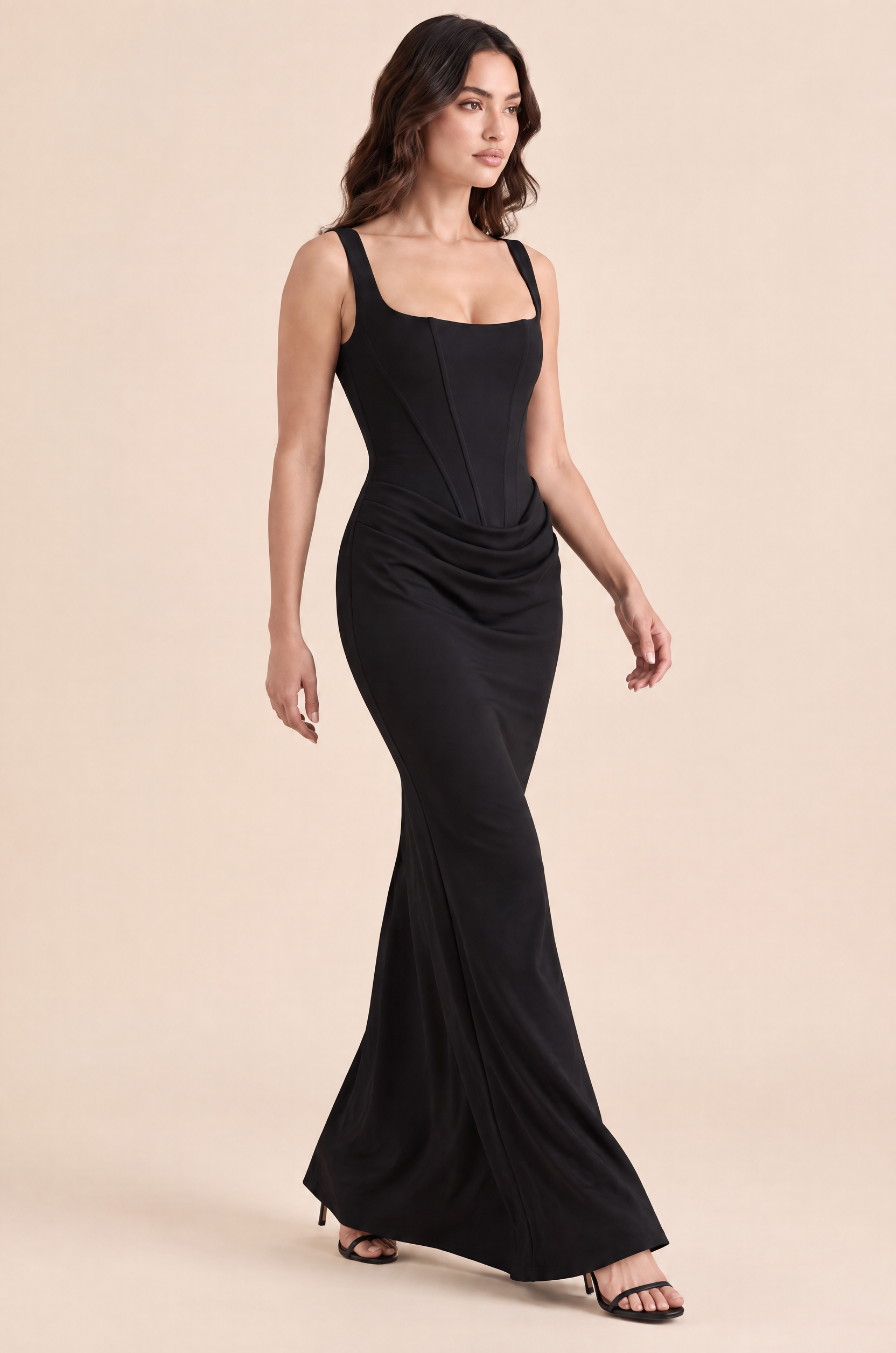 Robe longue noire froncée à encolure carrée | Vue en mouvement | Lounelle Paris