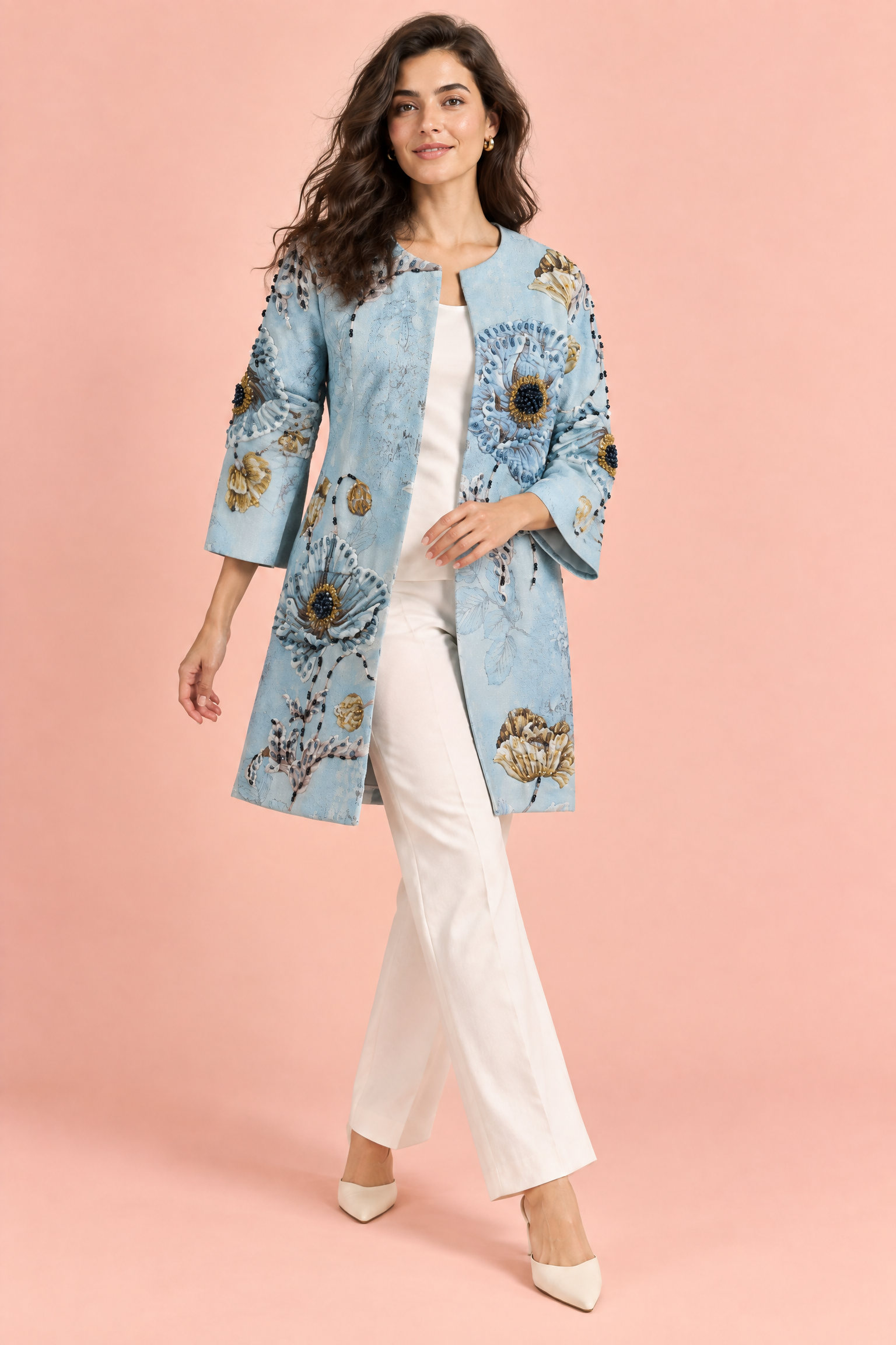 Manteau midi bleu clair à motifs floraux et perles | Vue en mouvement | Lounelle Paris