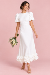 Robe longue blanche à manches bouffantes et volant
